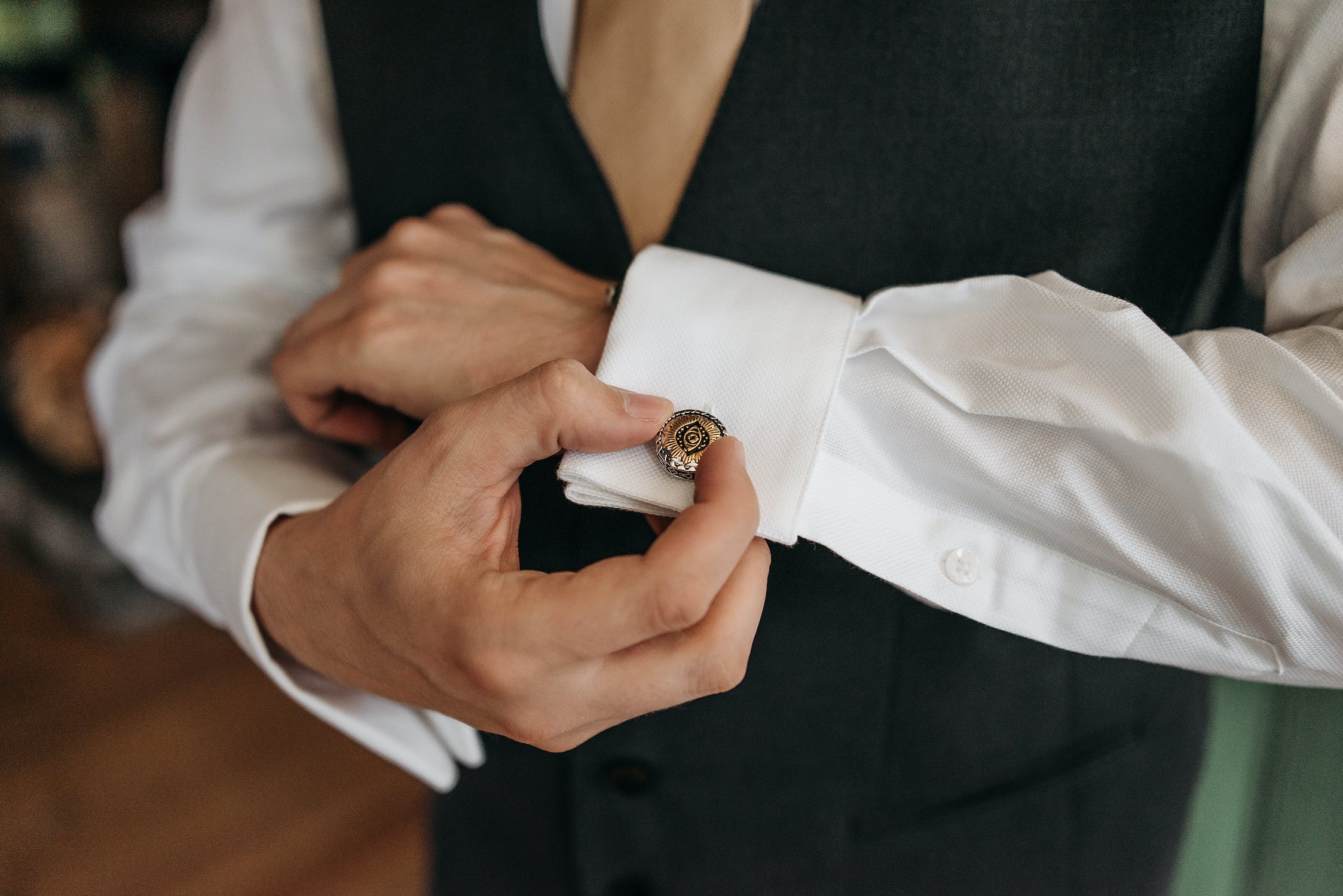 Cufflinks-Person-wearing-cufflinks