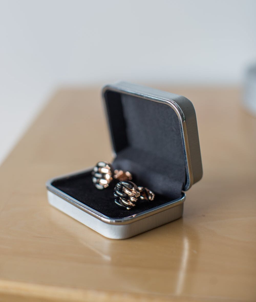 Cufflinks-Shirt-cufflinks-Shirt cufflinks-in-a-silver-box