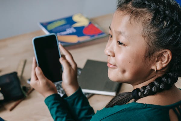 Kid-using-phone-in-school