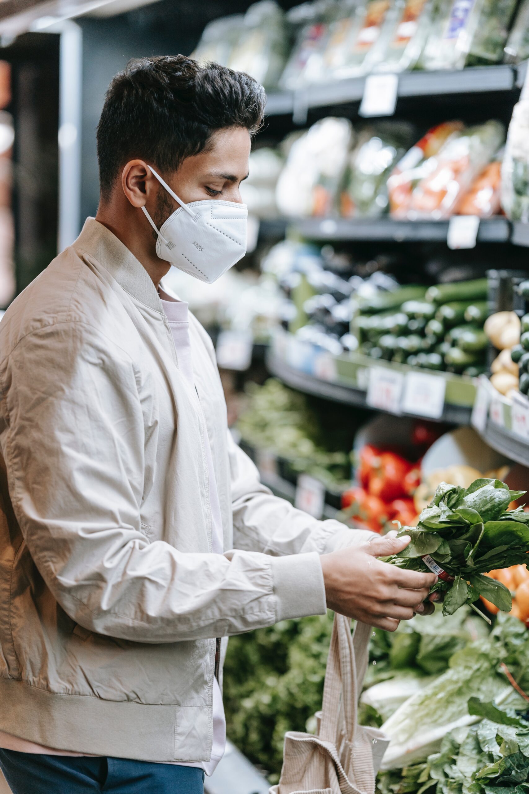 Man-in-casual-outfit-doing-grocery