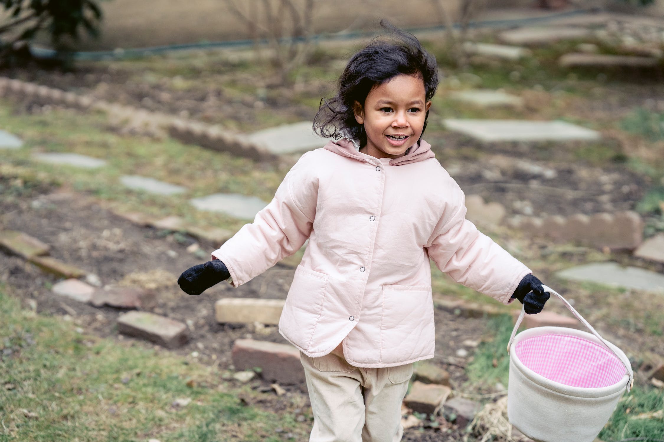 Scavenger-hunt-Girl-playing-hunt