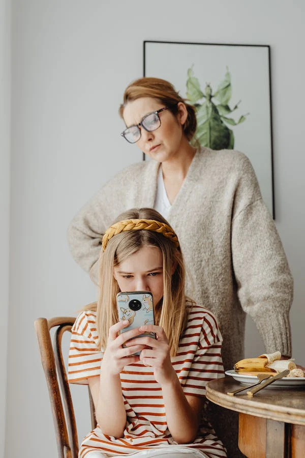 Smartphone-addiction-Kid-using-phone-while-eating