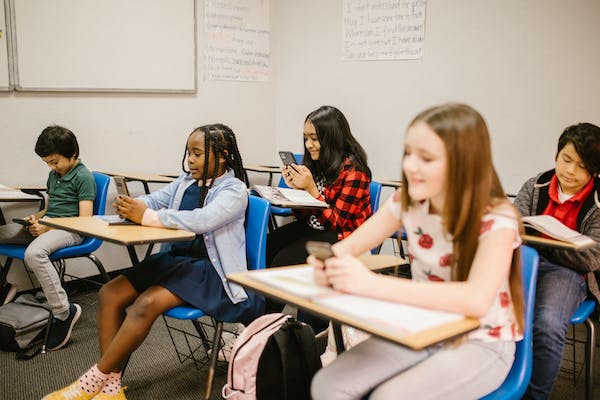 Using-phone-in-class-Students-using-phone-in-their-desks